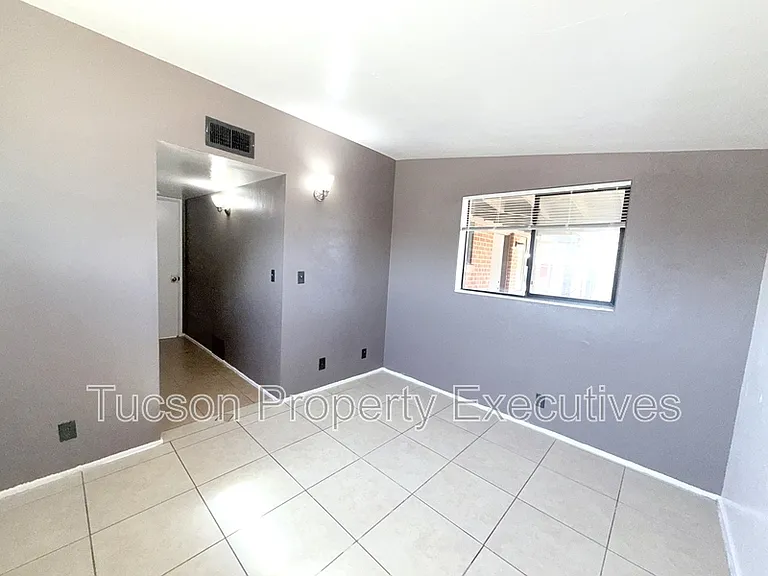 1646 N Beverly Ave — Photo 19