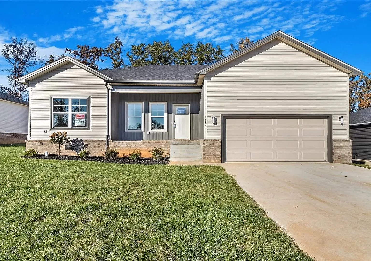 Three bedroom, three bathroom home in Plum Springs — Photo 1