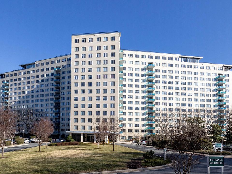 2nd image of 10401 Grosvenor Pl APT 420