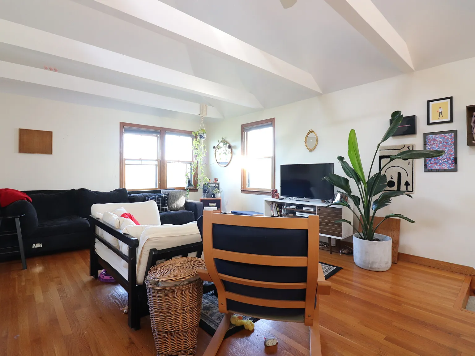 5 bed, 2.0 bath, 2400 sqft, $6,750 — Photo 2
