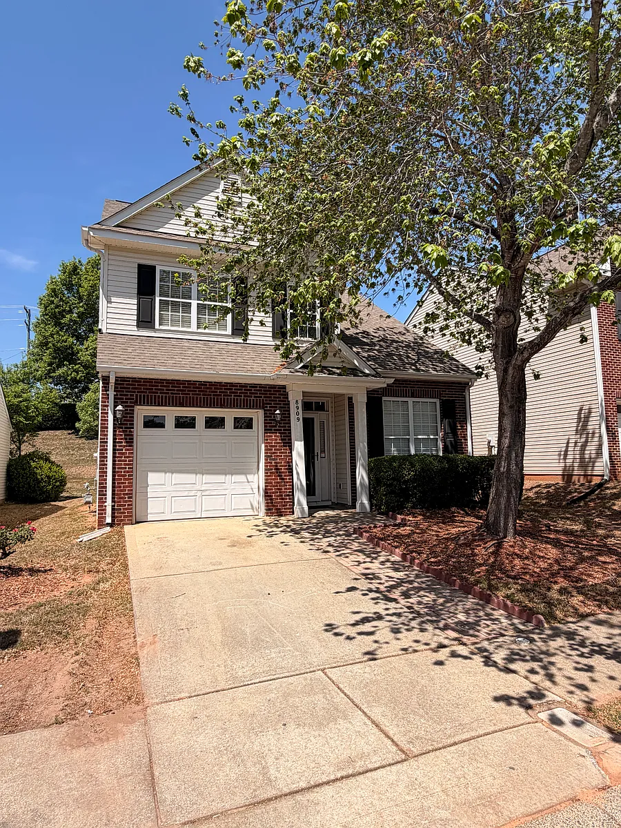 Photo 1 of 18 - 8909 Holland Park Ln - Charlotte, NC Primary Photo - 8909 Holland Park Ln