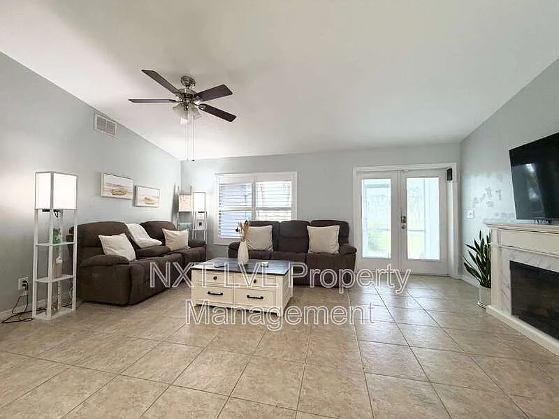3 bed, 2.0 bath, 1394 sqft, $2,695 — Photo 3