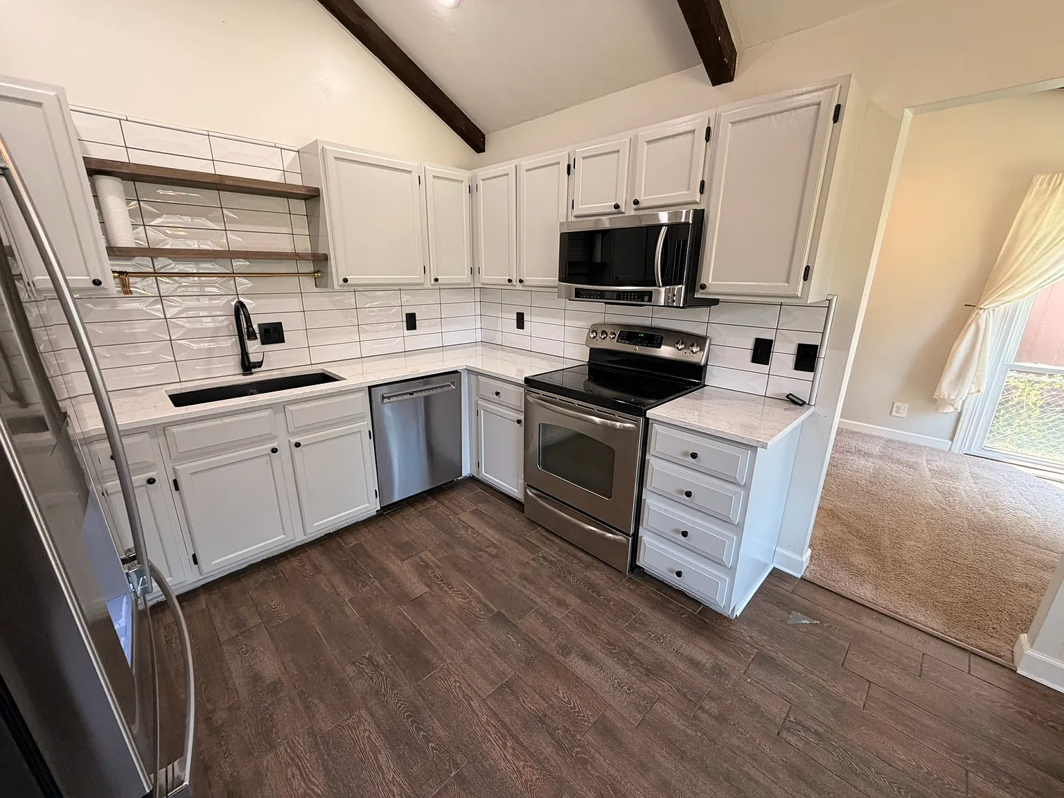 3 bed, 2.5 bath, 2147 sqft, $2,600 — Photo 2