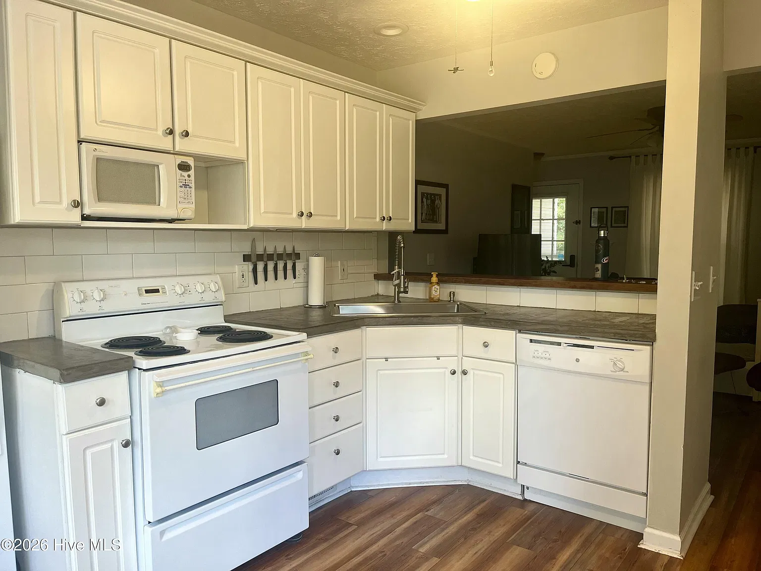 2 bed, 1.0 bath, $1,600 — Photo 3