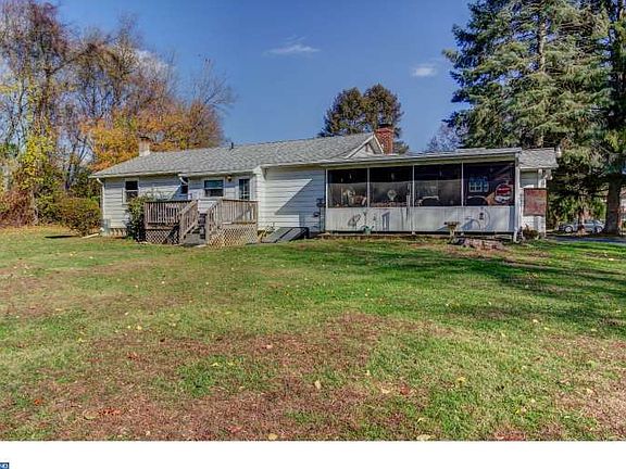 4th image of 1555 Colonial Dr