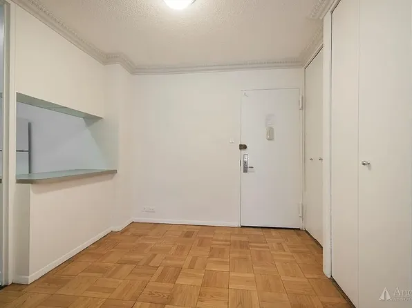 300 East 40th Street image 3 of 6