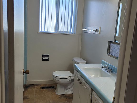3rd image of 320 Ashland Dr #8