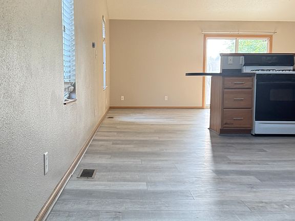 3rd image of 5020 32nd Ave
