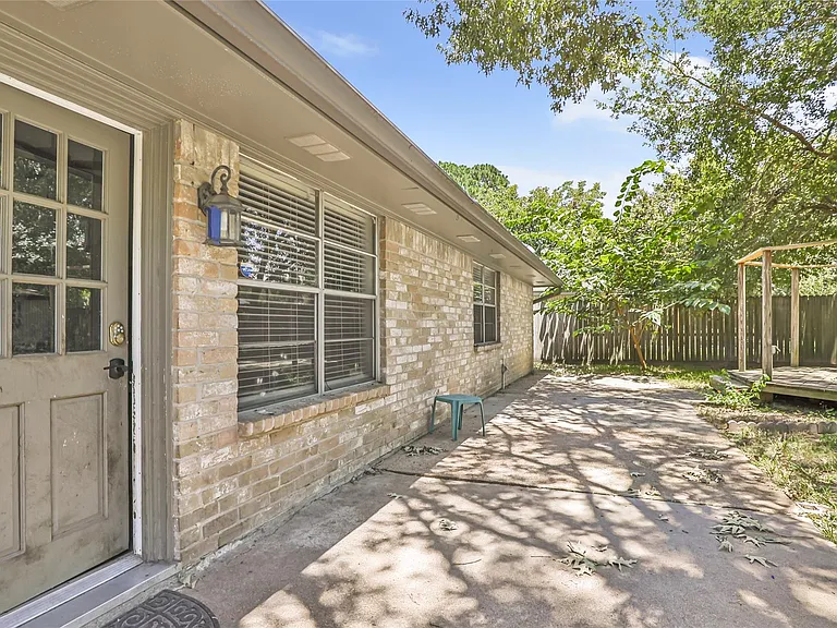 2414 Chanay Ln — Photo 6