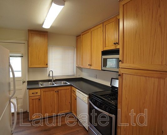 5th image of 920 Orchard St