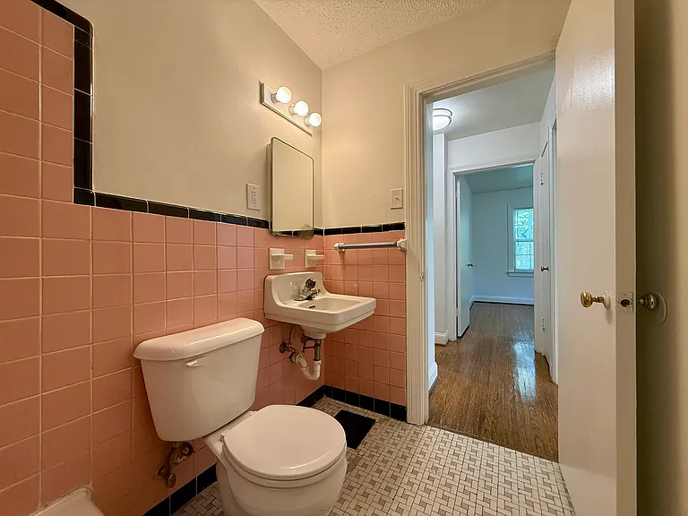 2466 Grinstead Dr — Photo 32