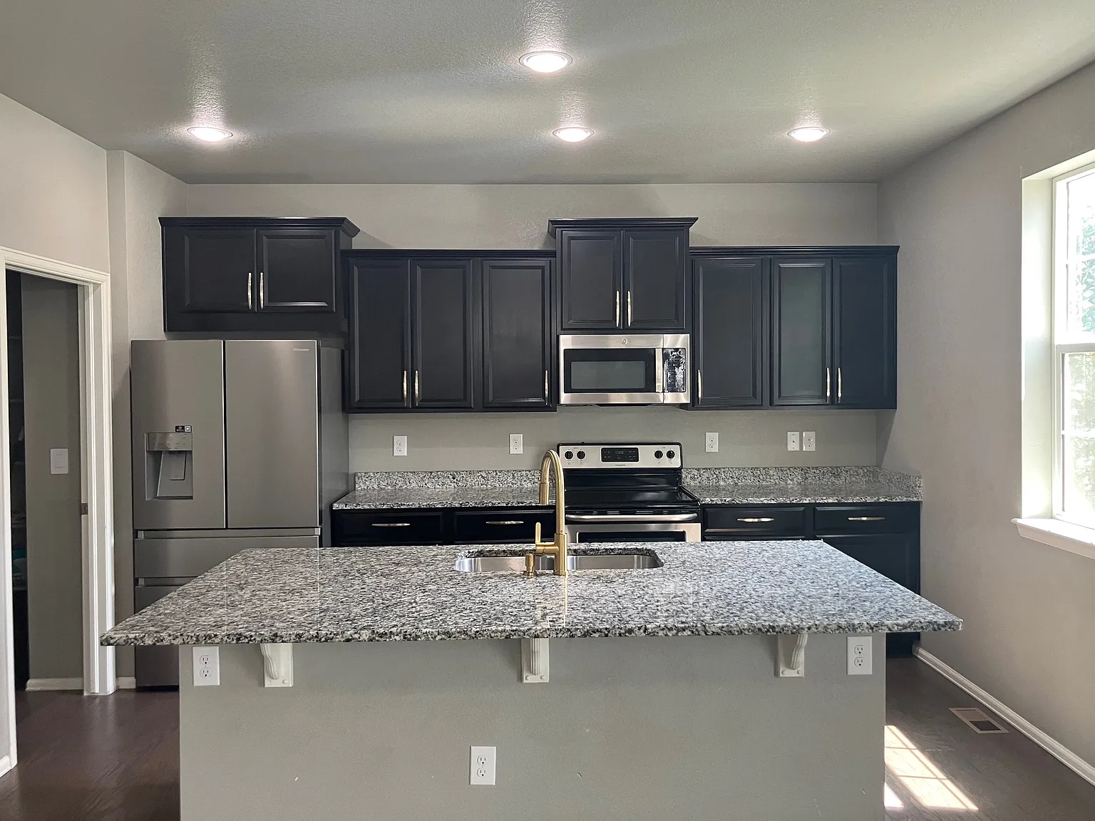 4 bed, 2.5 bath, 2493 sqft, $3,500 — Photo 2