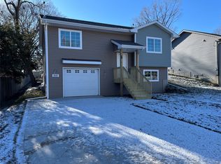 1515 E Glenwood Dr, Des Moines, IA 50320