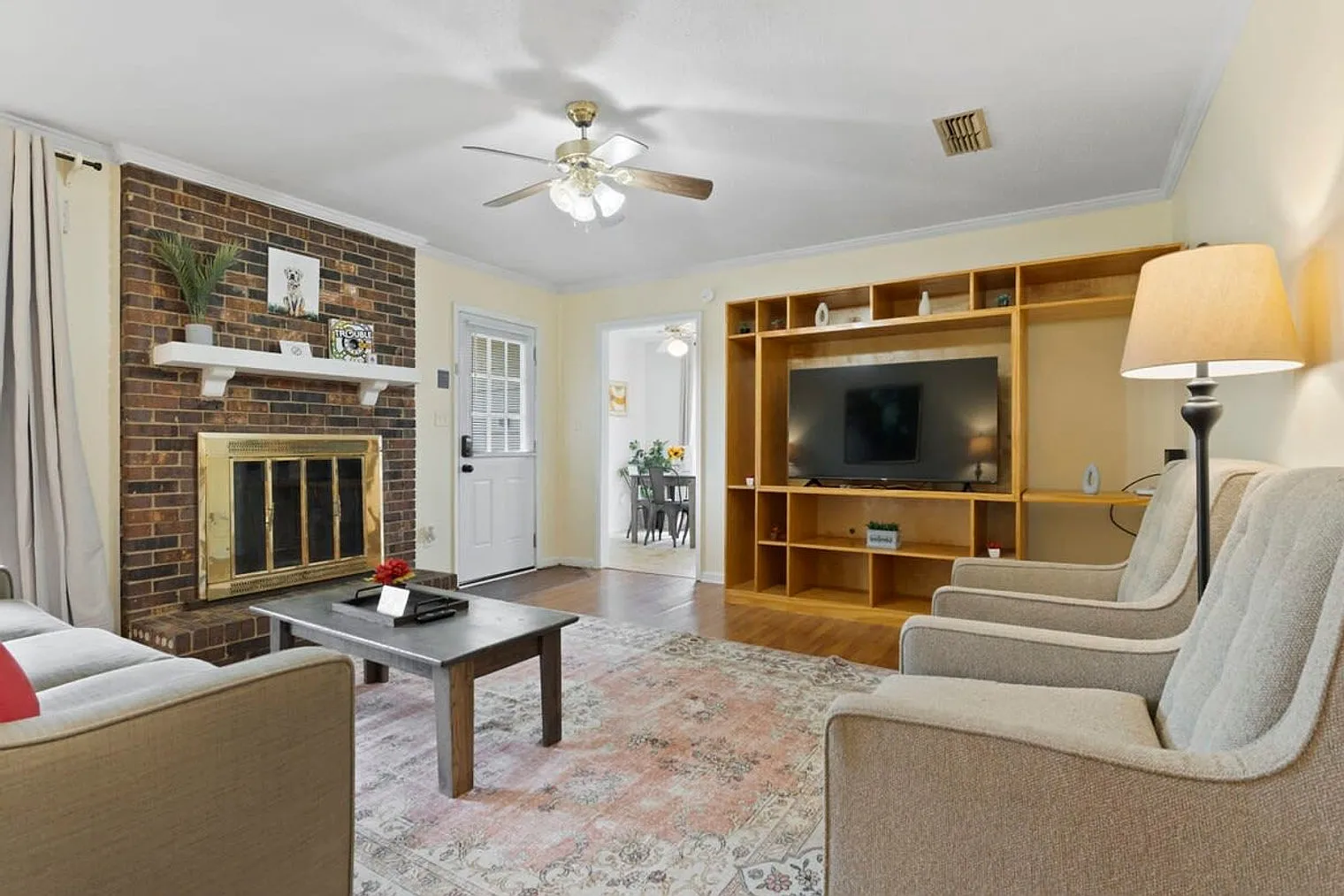 5 bed, 2.0 bath, 1991 sqft, $4,228 — Photo 1