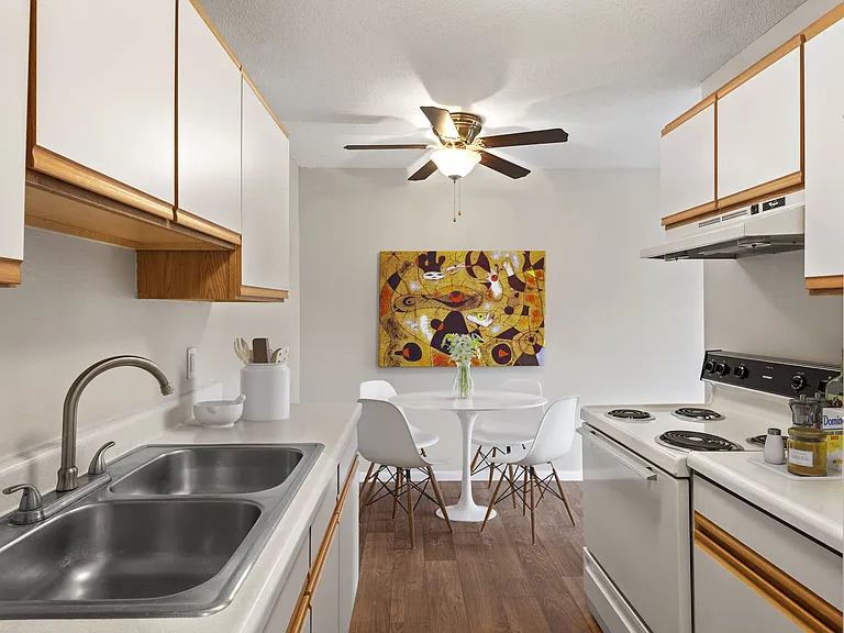 Windsor South Apartments — Photo 8