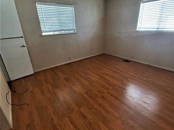 3rd image of 1310 Oak Grove Ave