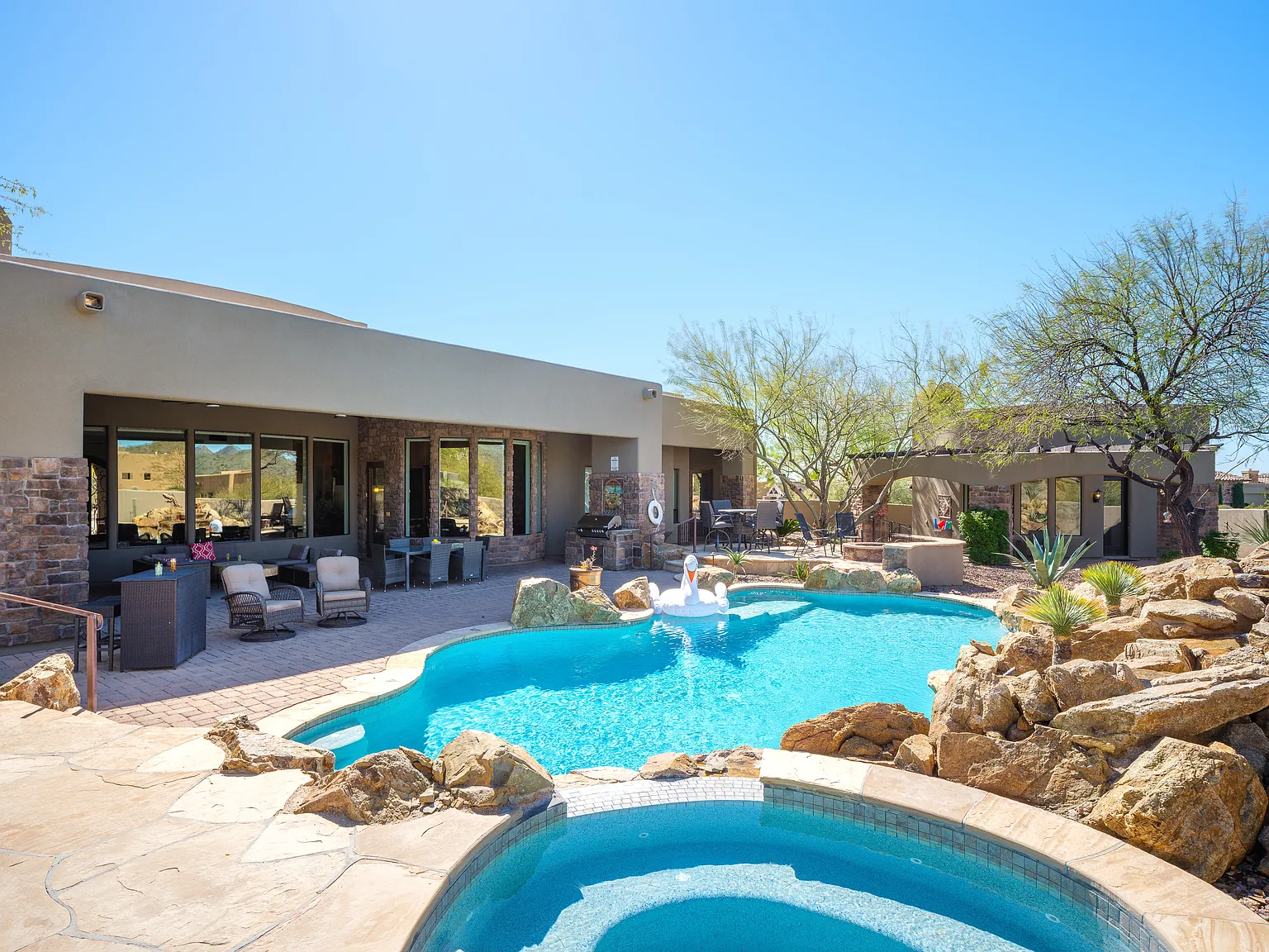 4 bed, 4.5 bath, 5061 sqft, $8,940 — Photo 1