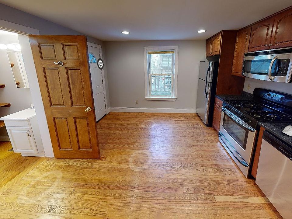 2nd image of 429 Franklin St #11L