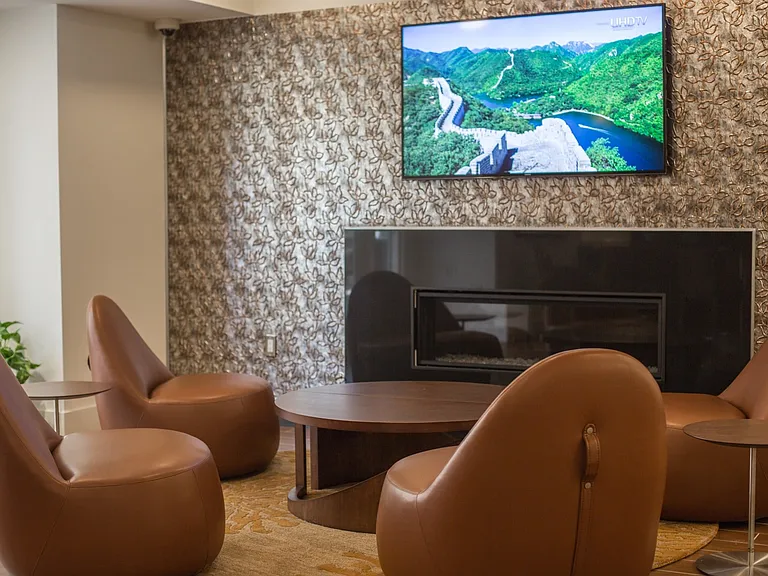Resident lounge entertainment area with HDTV