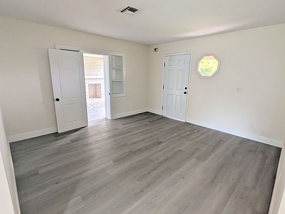 4th image of 704 E Normandy Blvd
