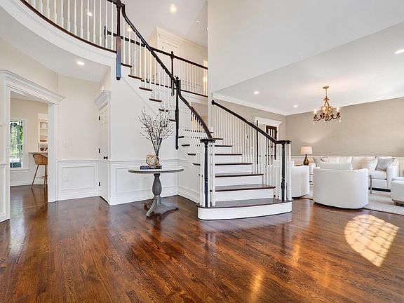 3rd image of 2 Goldman Cir