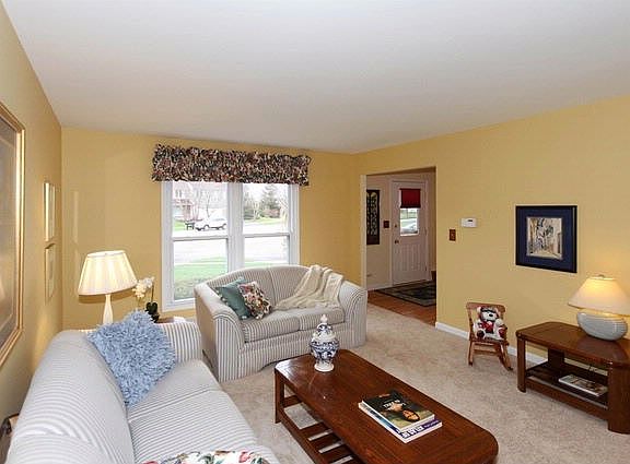 5th image of 319 Balmoral Dr