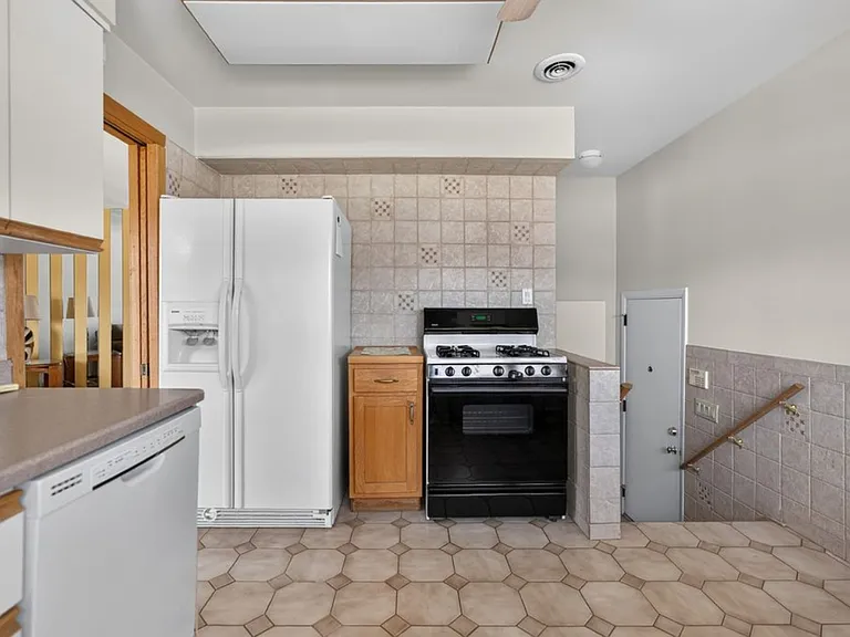 9228 Robinson Ave — Photo 5