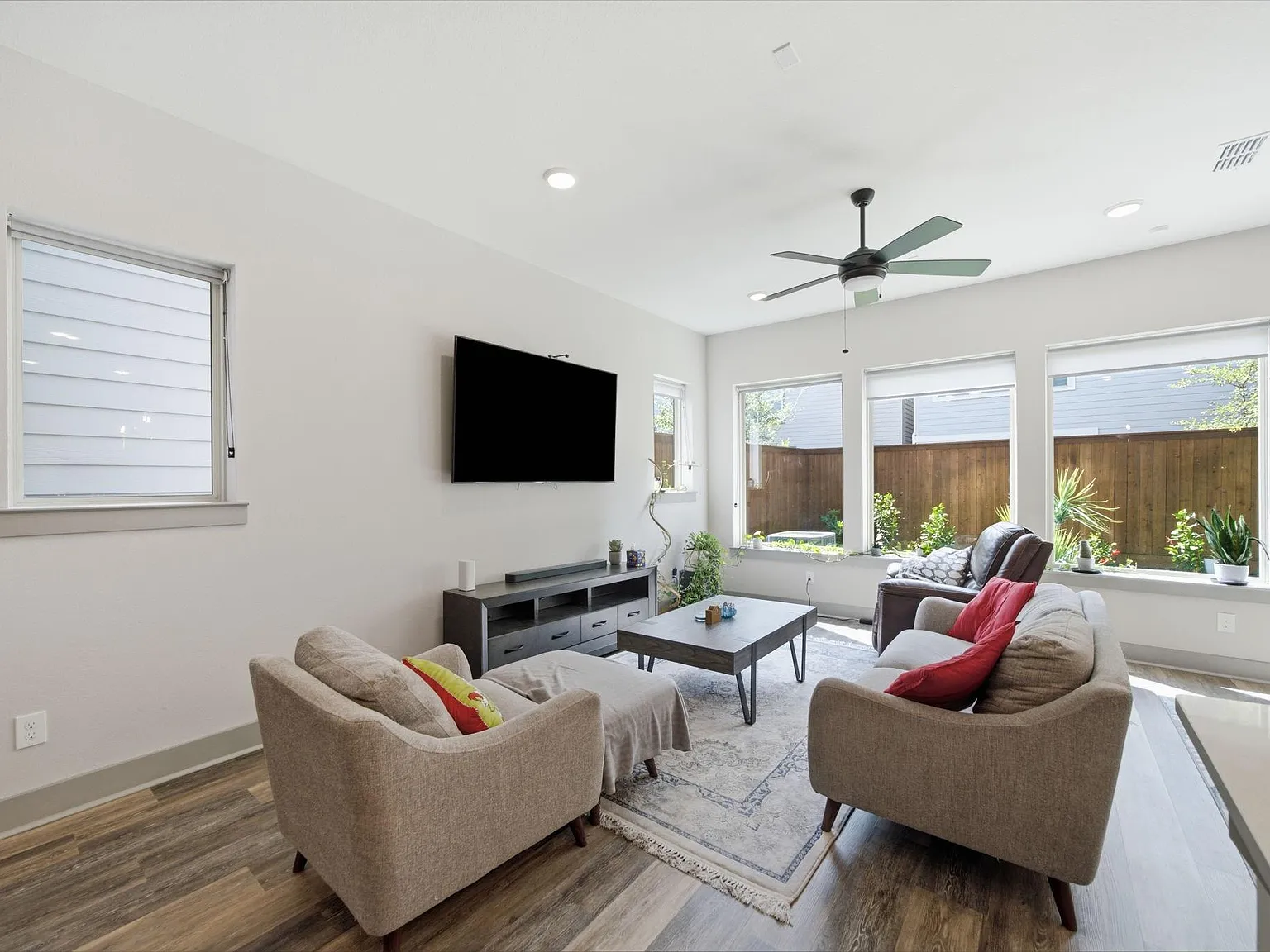 3 bed, 5.0 bath, 2402 sqft, $3,500 — Photo 2