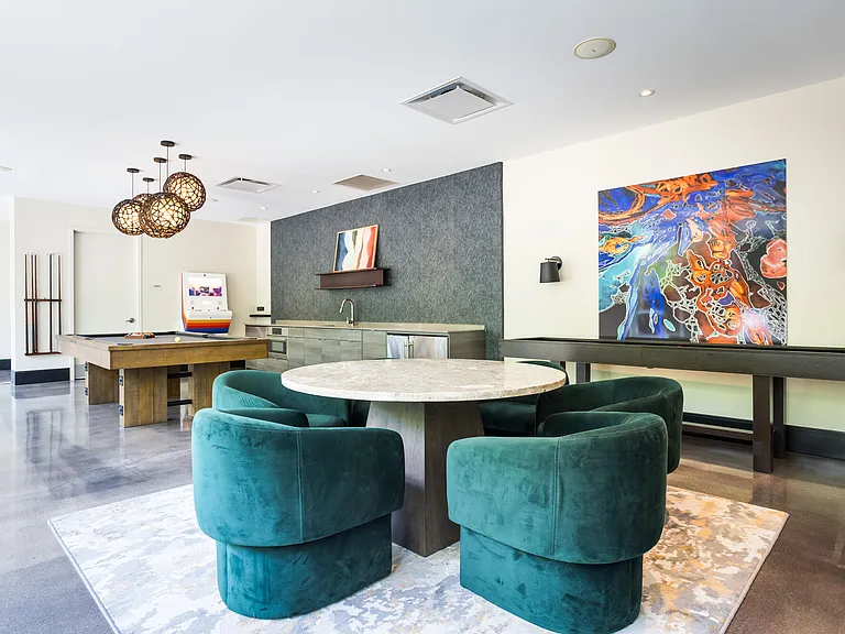 Luxe Logan Square — Photo 8