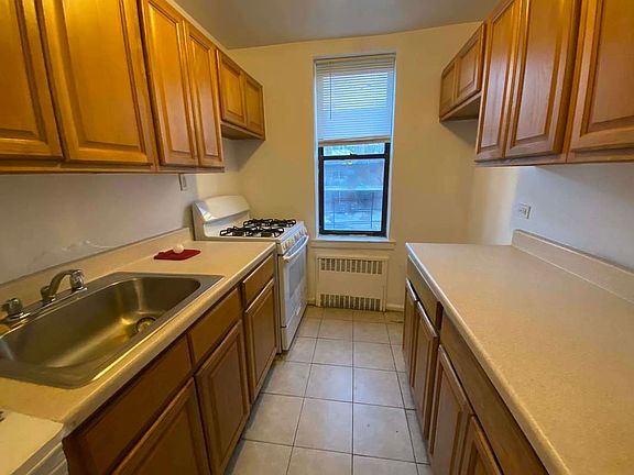 3rd image of 140-50 Burden Cres APT 1H
