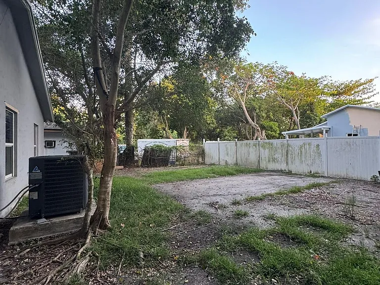 22250 Miami Ave — Photo 14