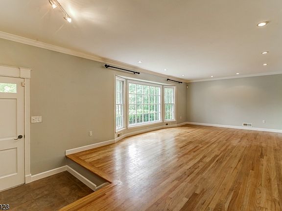 4th image of 62 Candlewood Dr