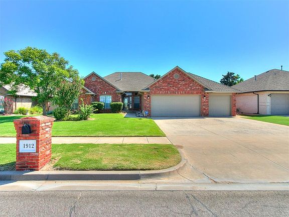 3rd image of 1912 Oak Dr