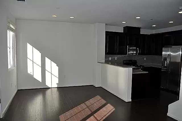 600 Old Oak Ln — Photo 4