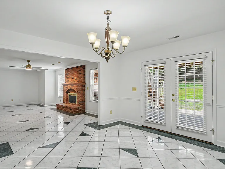 102 Lexington Ln — Photo 20