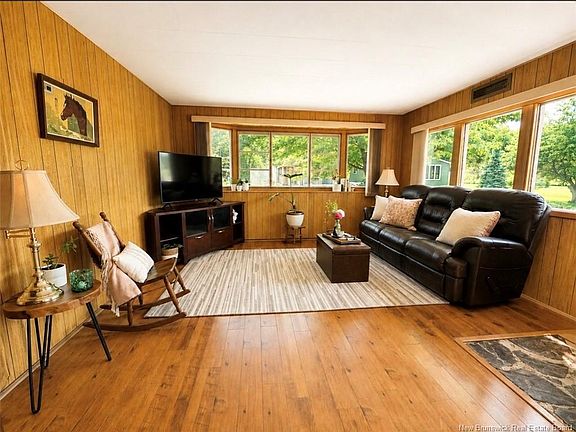 4th image of 144 Conifer Cres