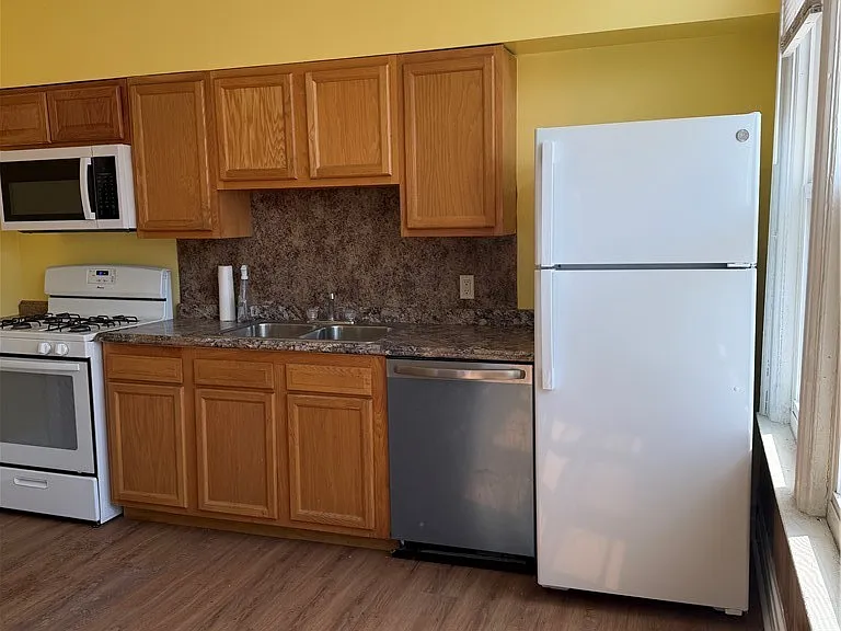 1015 Elmwood Ave #2 — Photo 20