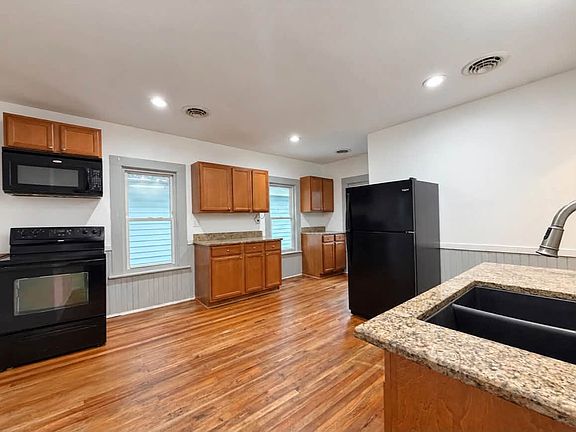 3rd image of 316 Swan St #2