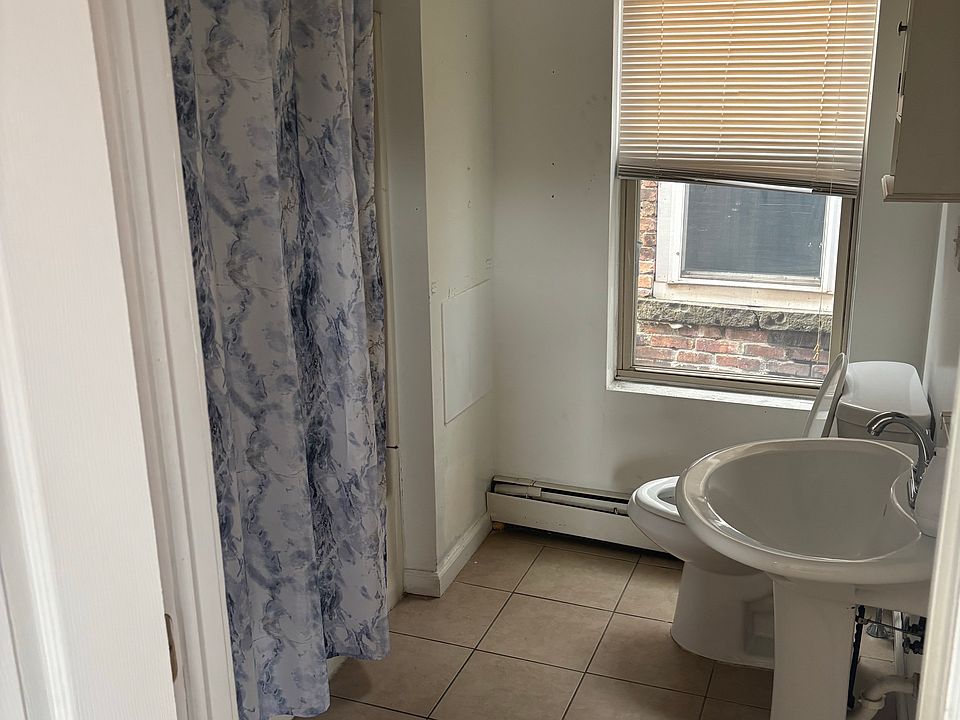1st image of 125 Hill St APT 2