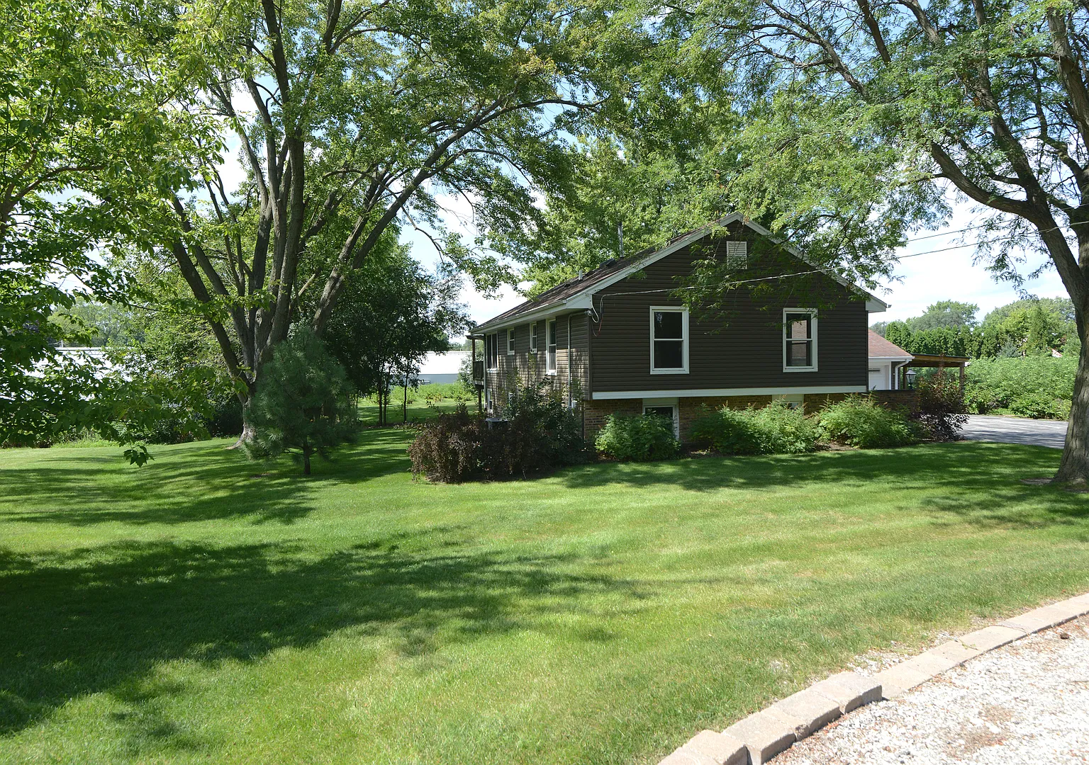 3 bed, 3.0 bath, 2576 sqft, $3,200 — Photo 2