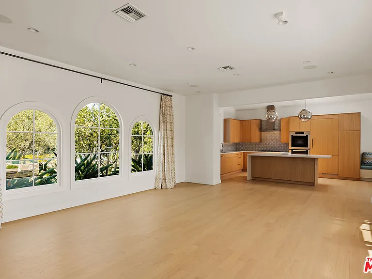 647 Toyopa Dr — Photo 10