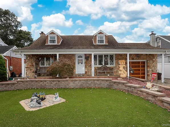 993 Ferngate Dr, Franklin Square, NY 11010