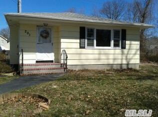 201 Prince Rd, Rocky Point, NY 11778