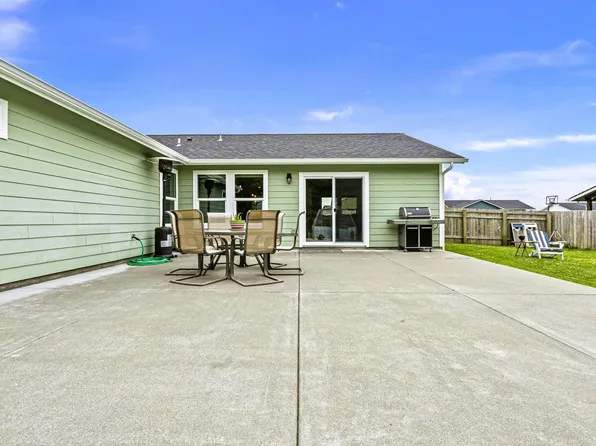 240 Longiflorum Ln, Smith River, CA 95567