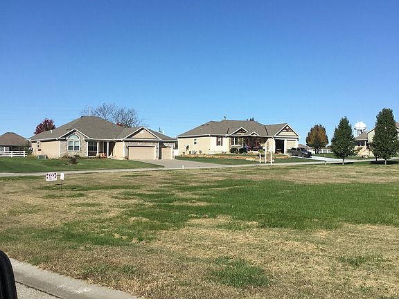 5th image of 22607 Surrey Ln