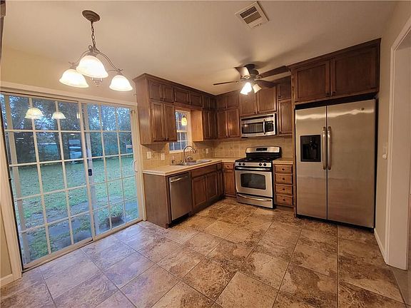 4th image of 609 Cottonwood St #A