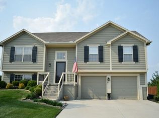 1028 E 15th St, Kearney, MO 64060