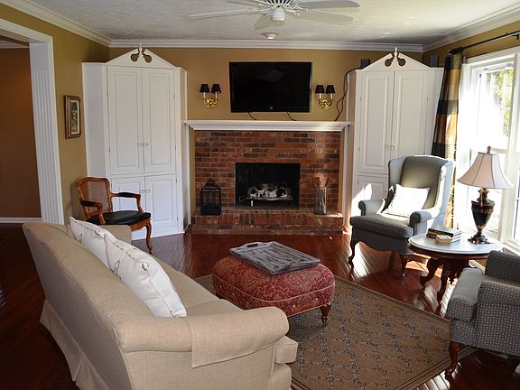4th image of 10802 Tattenham Ln