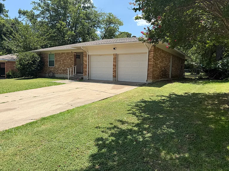 1102 Edinburg Ln — Photo 2