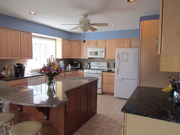 Remodeled kitchen w/granite tops